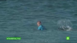 Una cámara graba en directo el ataque de un tiburón al campeón de surf Mick Fanning [upl. by Aiksa]